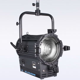 Alta salida de luz 200W LED Fresnel Light Daylight Batería alimentada para iluminación de cine y estudio ((Yugo operado por polos) proveedor