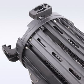 Alta salida de luz 200W LED Fresnel Light Daylight Batería alimentada para iluminación de cine y estudio ((Yugo operado por polos) proveedor