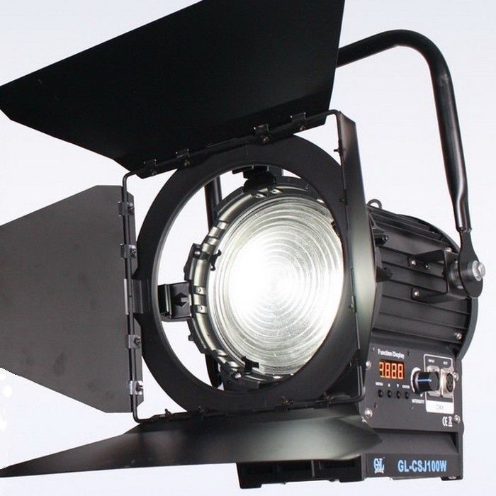 Alta salida de luz 200W LED Fresnel Light Daylight Batería alimentada para iluminación de cine y estudio ((Yugo operado por polos) proveedor